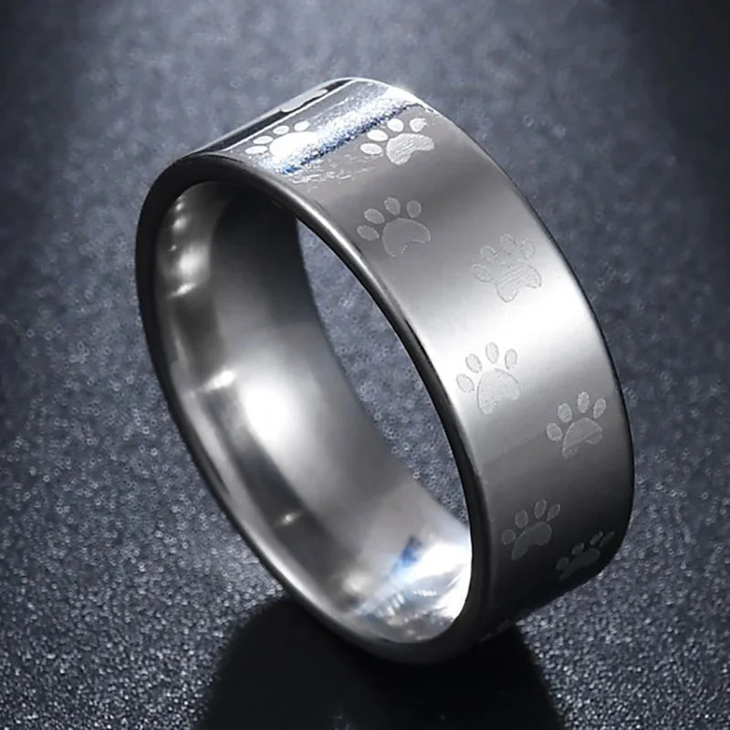 Ručně vyrobený prsten z nerezové oceli s motivem duhy a otiskem tlapky