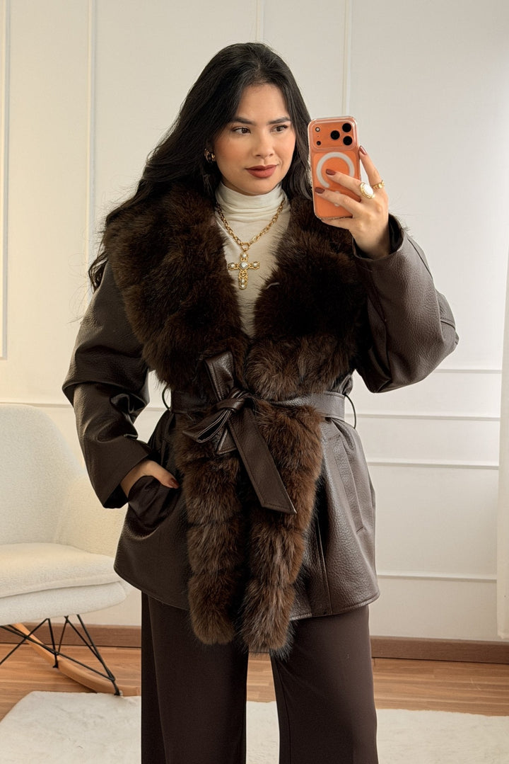 Kabát s kapucí a kožešinovým límcem MOCHY