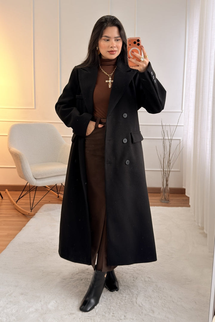 Klasický kabát s úpravou na zádech