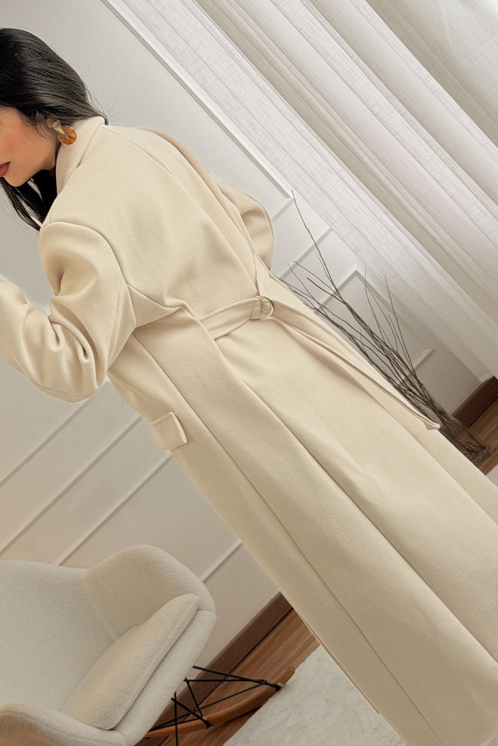 Klasický kabát s úpravou na zádech