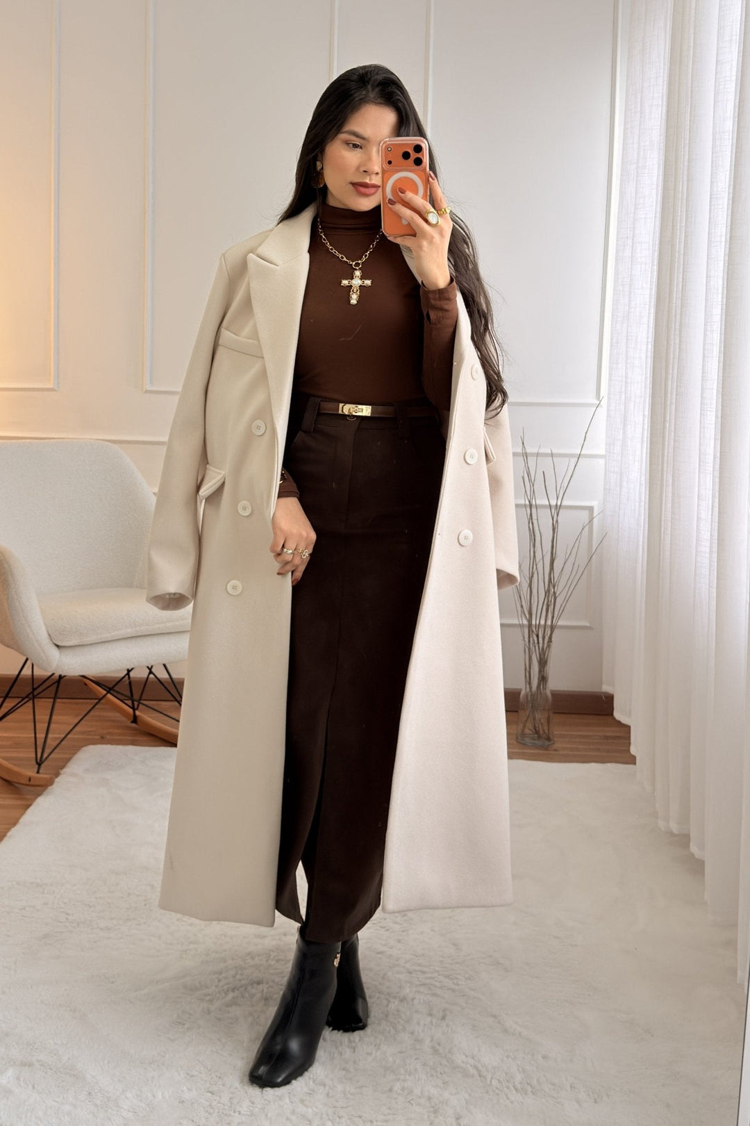 Klasický kabát s úpravou na zádech