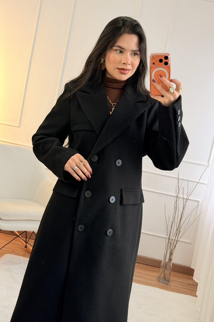 Klasický kabát s úpravou na zádech