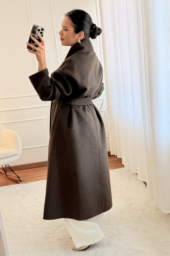 Dlouhý kabát z směsové vlny s páskem