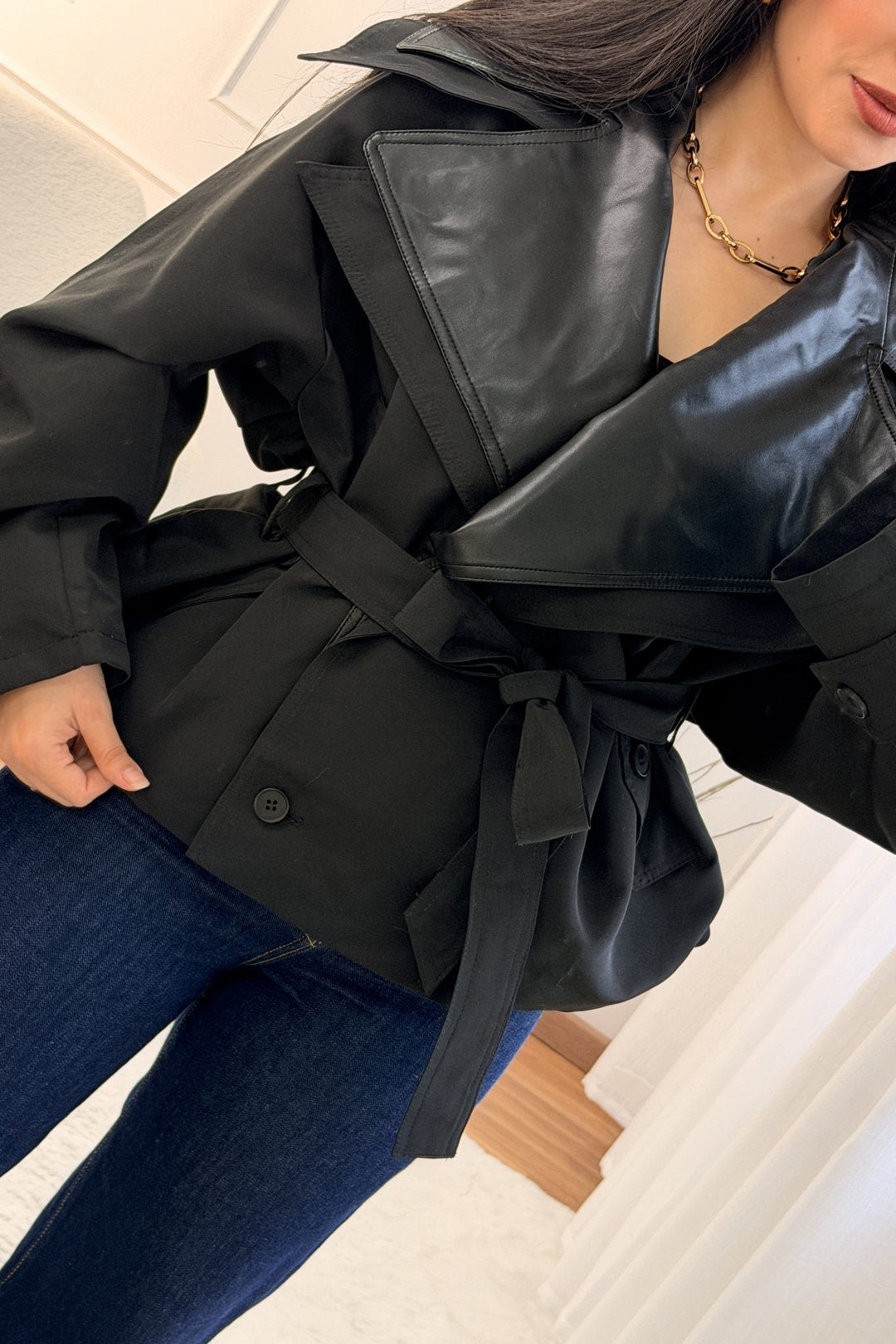 Krátký trench kabát s dvojitou límcem MOCHY