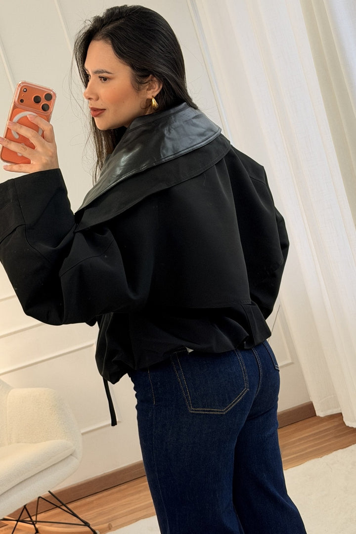 Krátký trench kabát s dvojitou límcem MOCHY