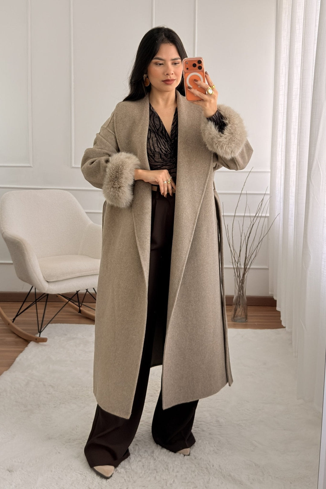 Vlněný kabát s dlouhými chlupatými manžetami