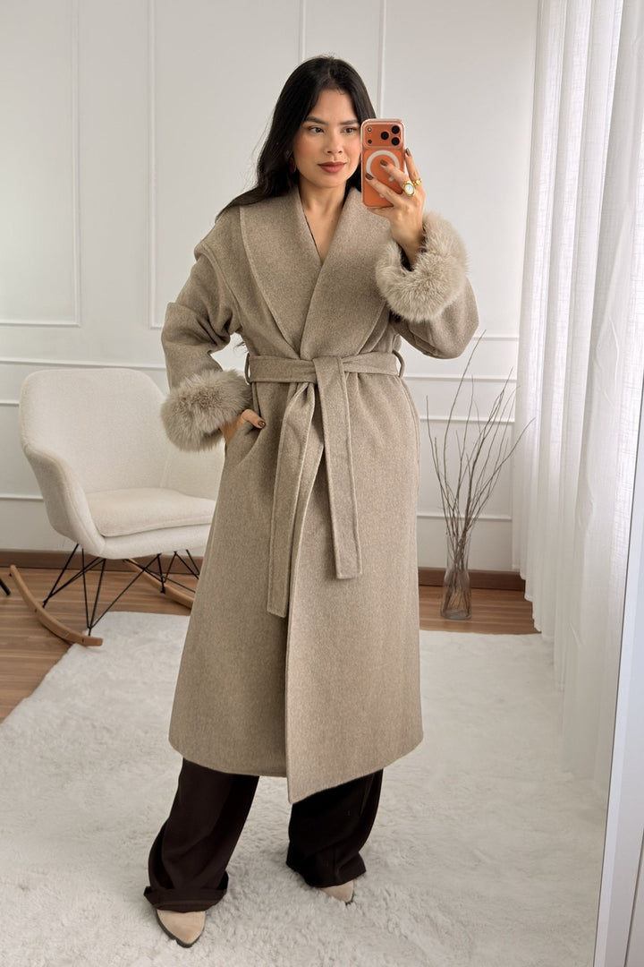 Vlněný kabát s dlouhými chlupatými manžetami