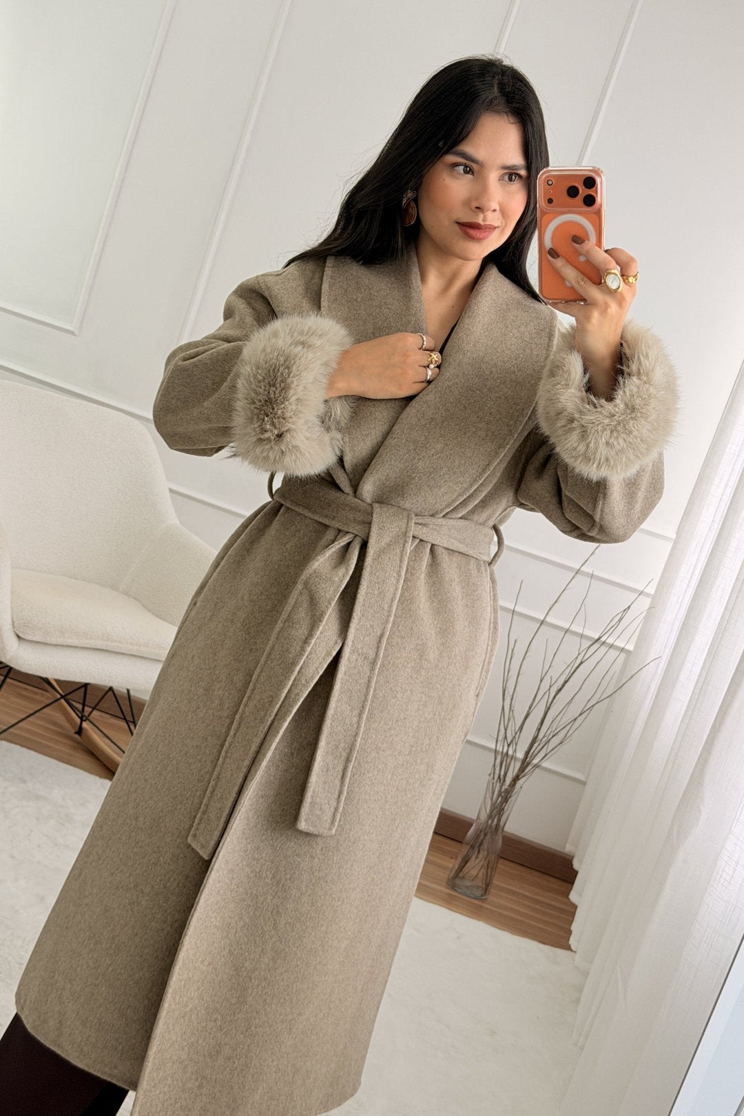 Vlněný kabát s dlouhými chlupatými manžetami