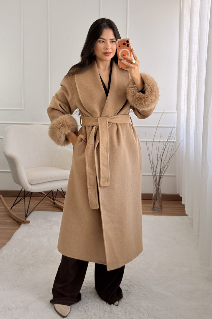 Vlněný kabát s dlouhými chlupatými manžetami