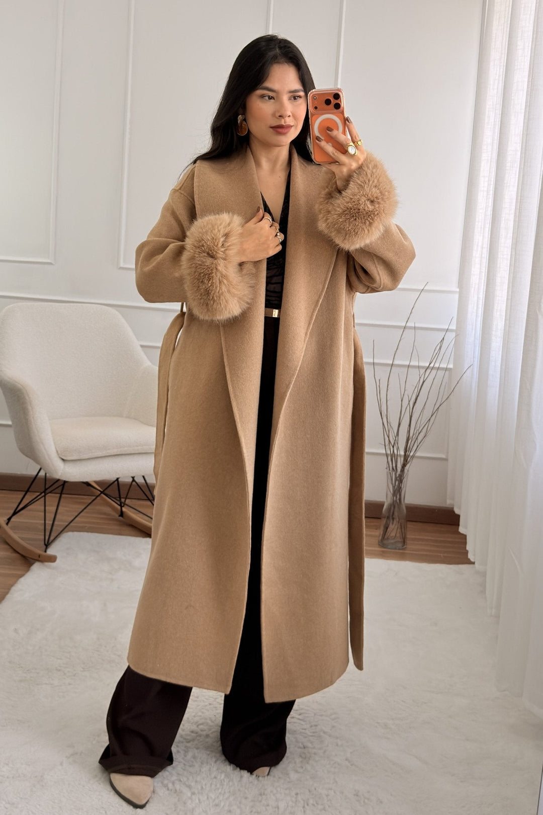 Vlněný kabát s dlouhými chlupatými manžetami