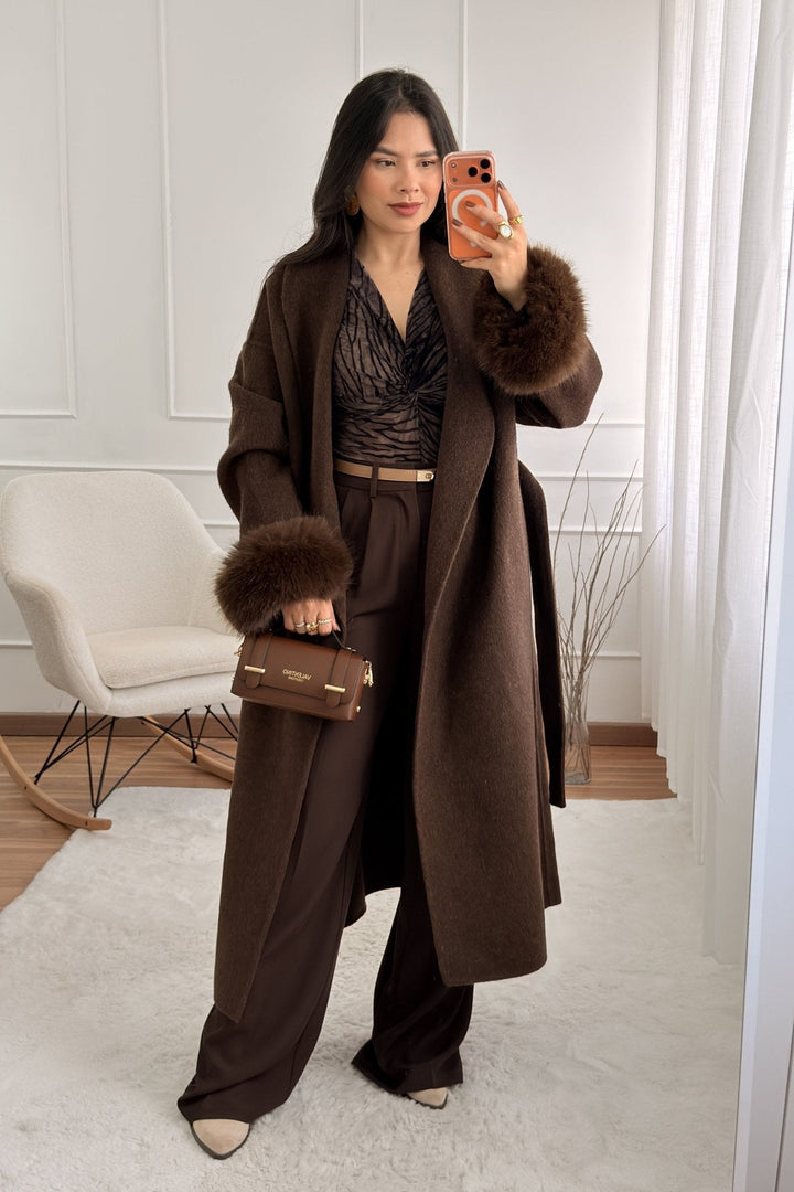 Vlněný kabát s dlouhými chlupatými manžetami