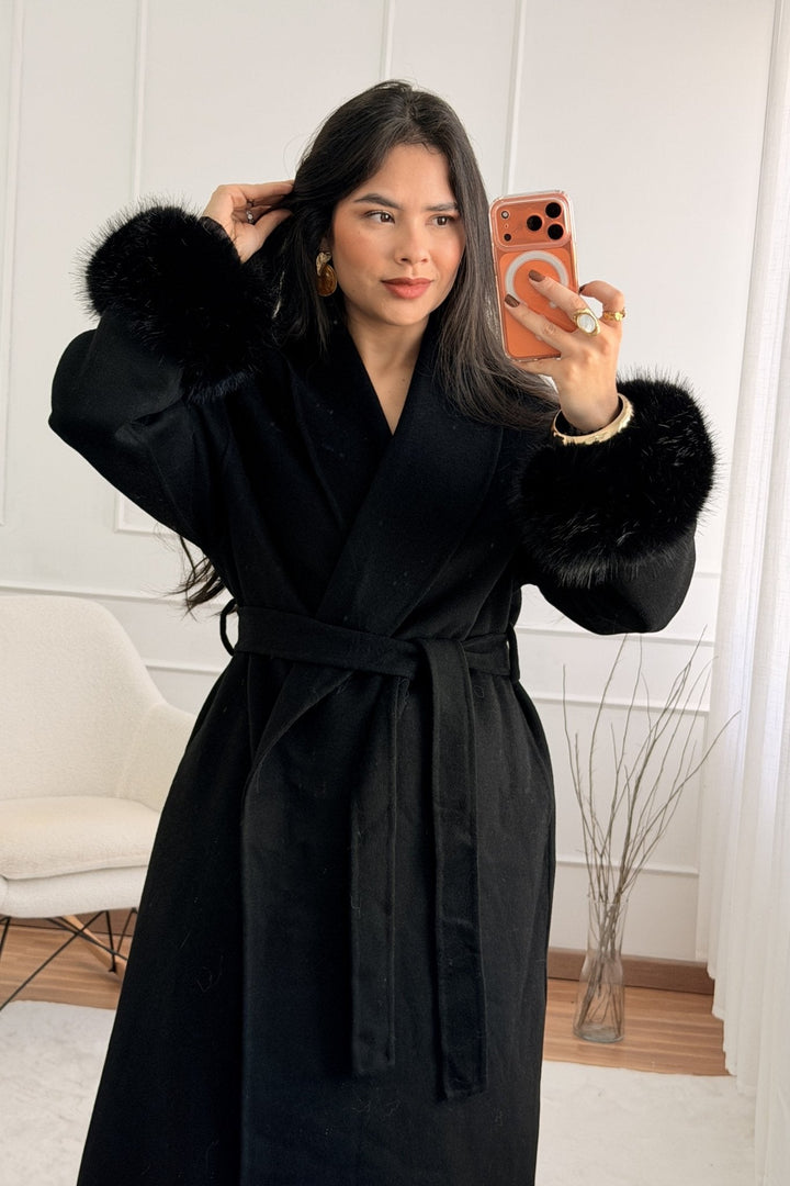 Vlněný kabát s dlouhými chlupatými manžetami