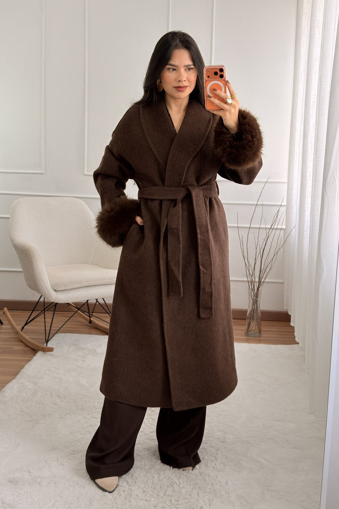 Vlněný kabát s dlouhými chlupatými manžetami