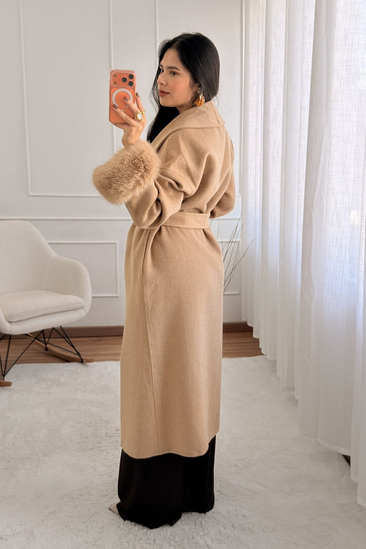 Vlněný kabát s dlouhými chlupatými manžetami