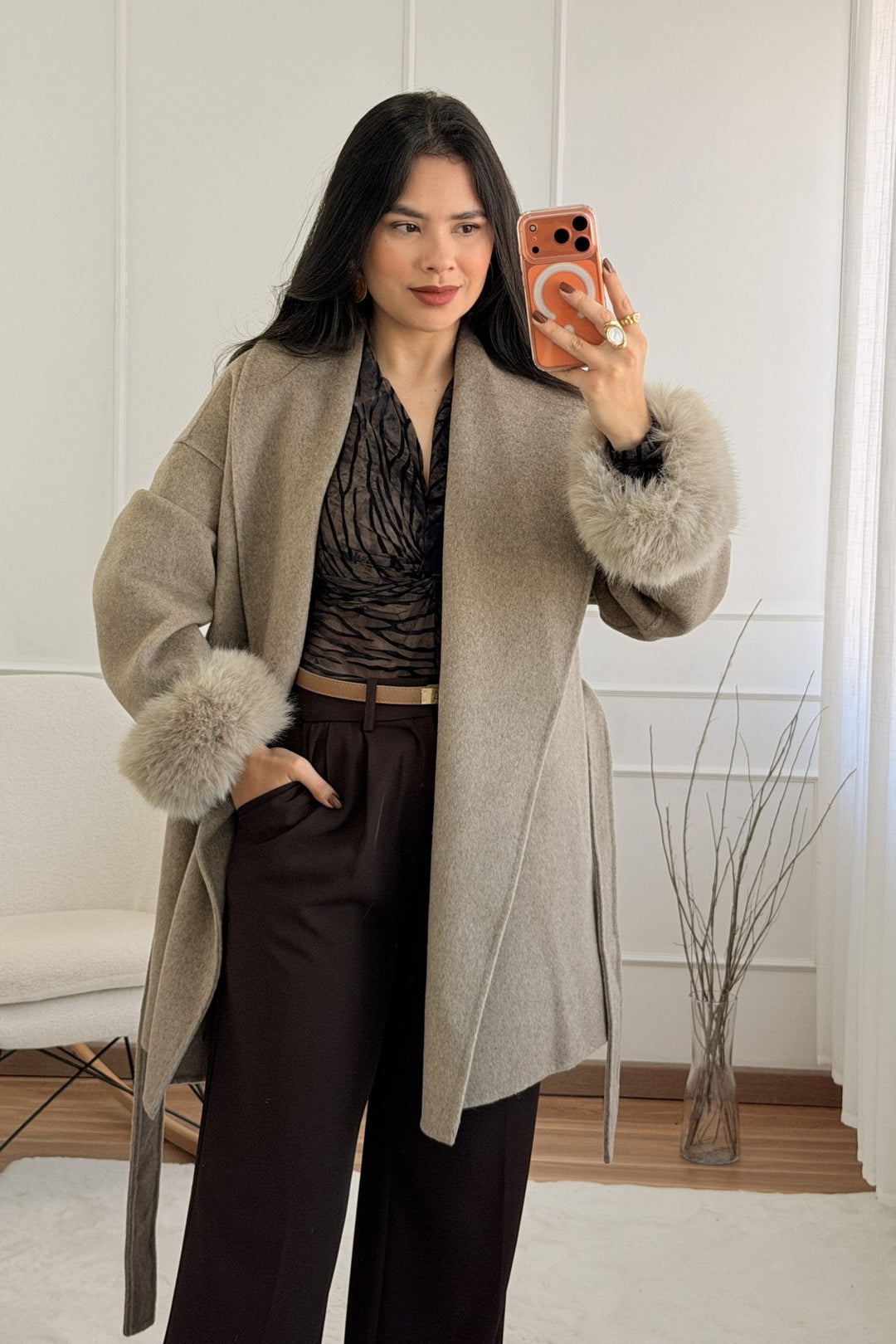 Vlněný kabát s krátkými chlupatými manžetami