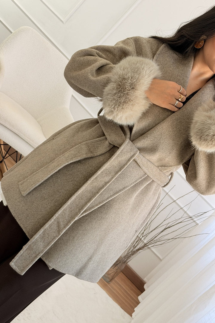 Vlněný kabát s krátkými chlupatými manžetami