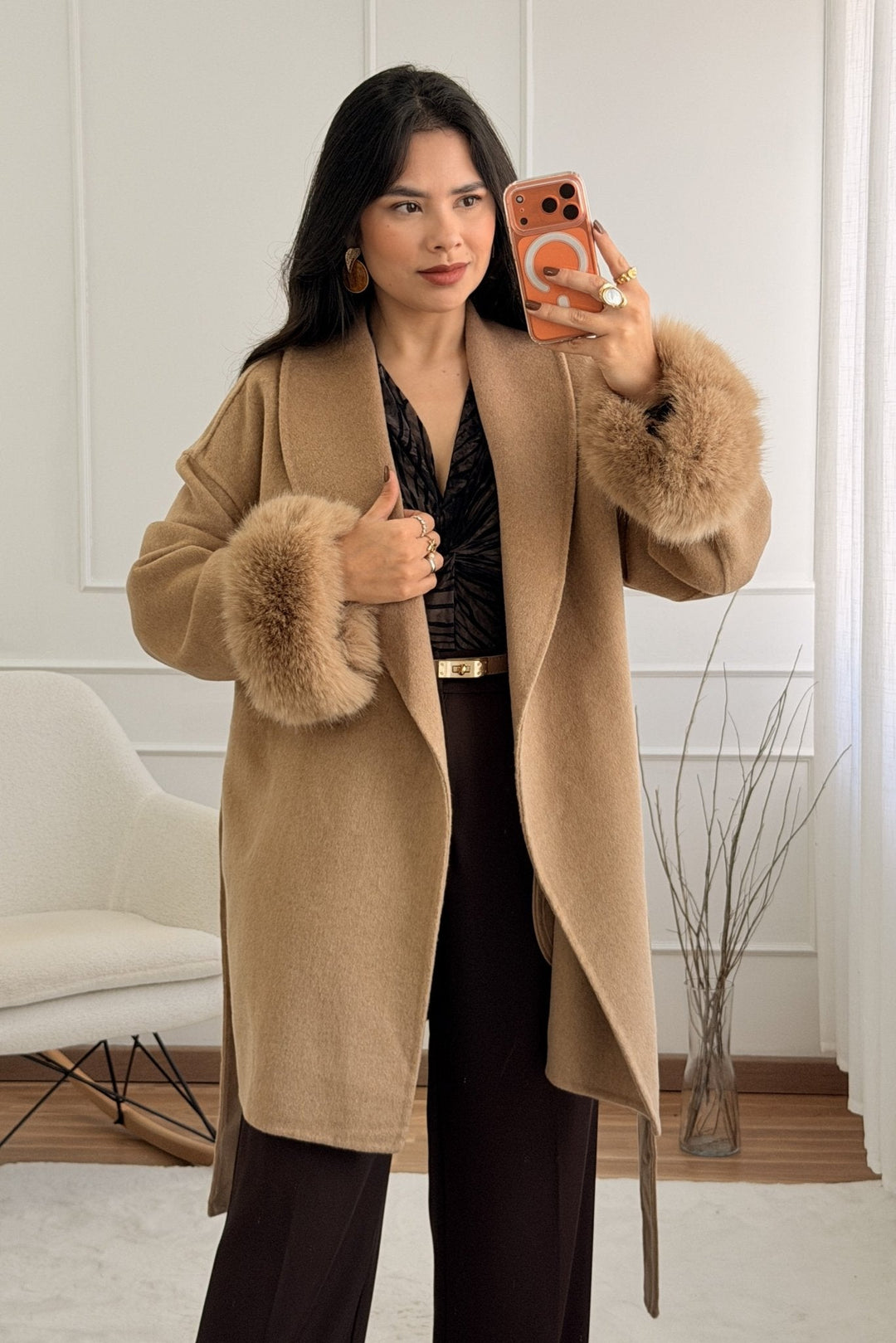 Vlněný kabát s krátkými chlupatými manžetami