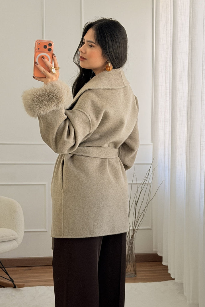 Vlněný kabát s krátkými chlupatými manžetami