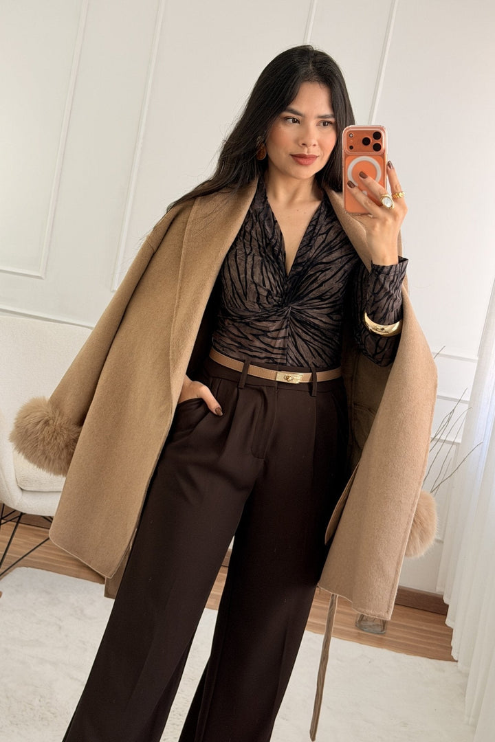 Vlněný kabát s krátkými chlupatými manžetami