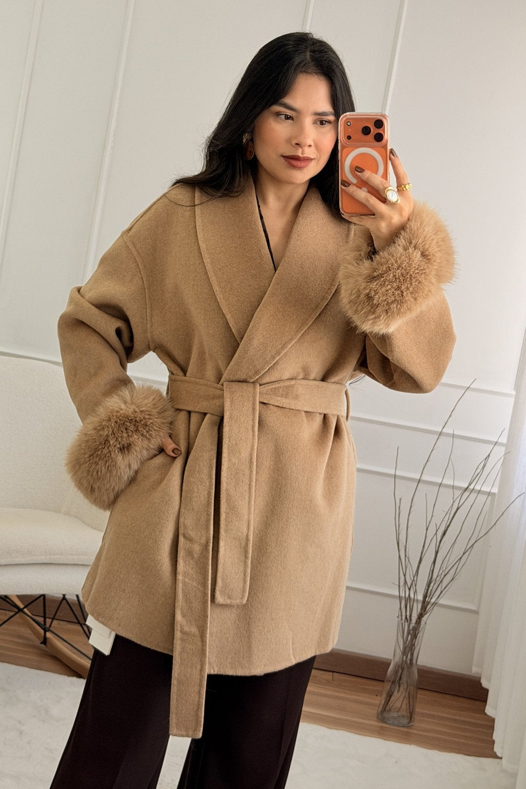 Vlněný kabát s krátkými chlupatými manžetami