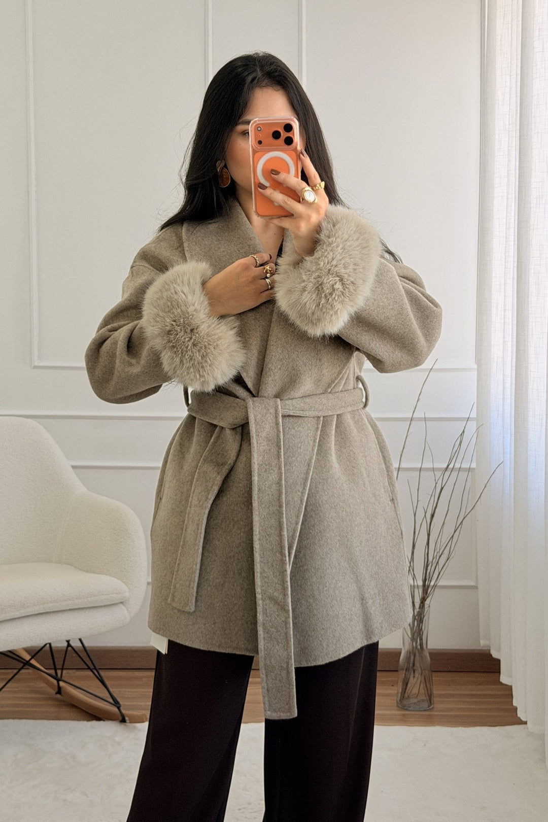 Vlněný kabát s krátkými chlupatými manžetami