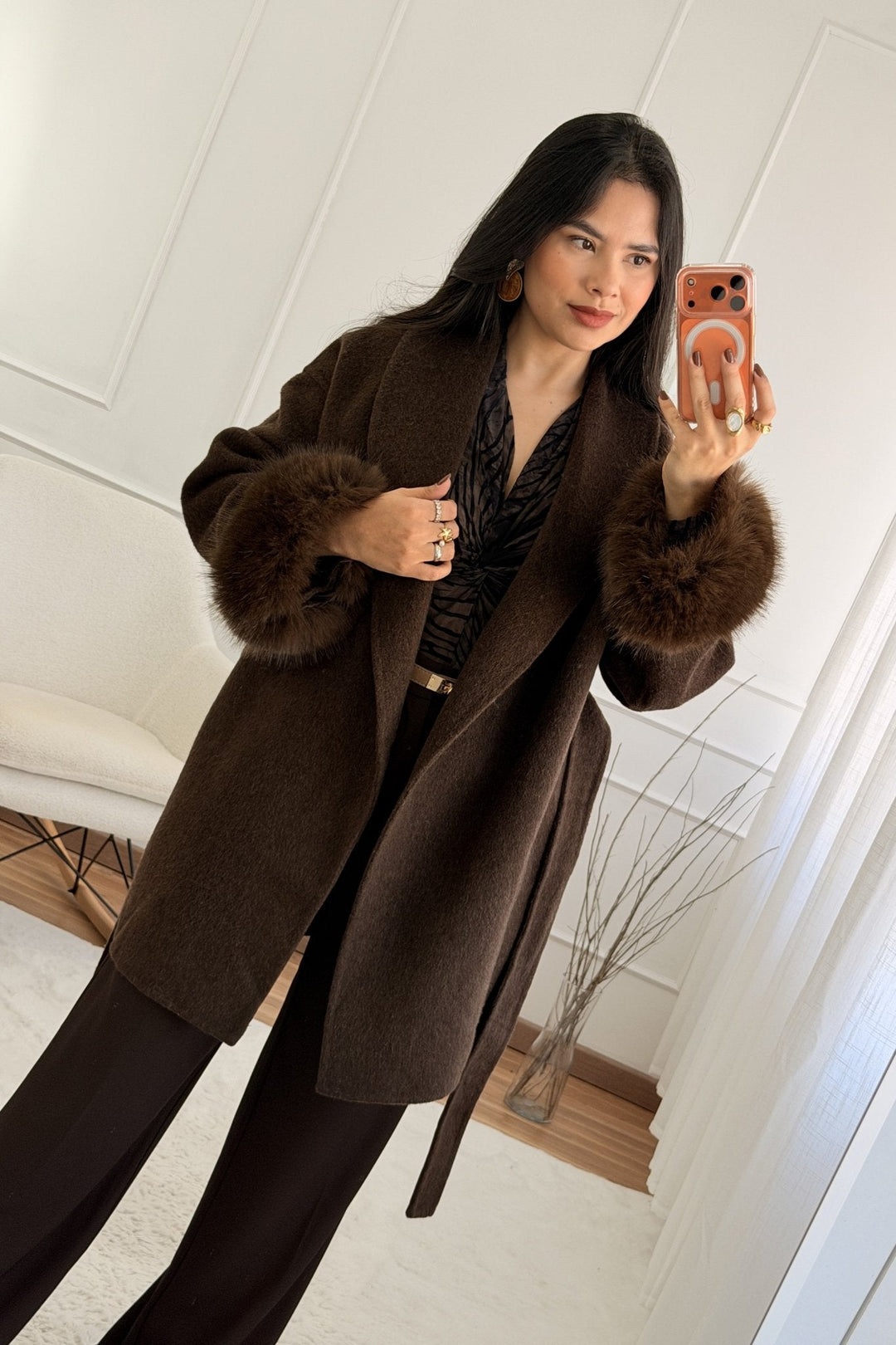 Vlněný kabát s krátkými chlupatými manžetami