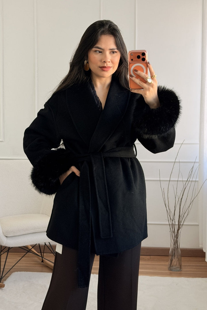 Vlněný kabát s krátkými chlupatými manžetami