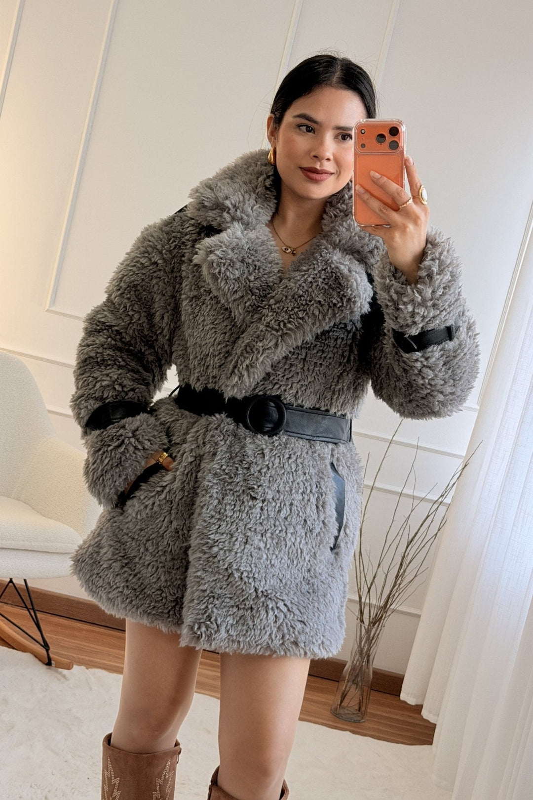 Kabát z umělé kožešiny s páskem