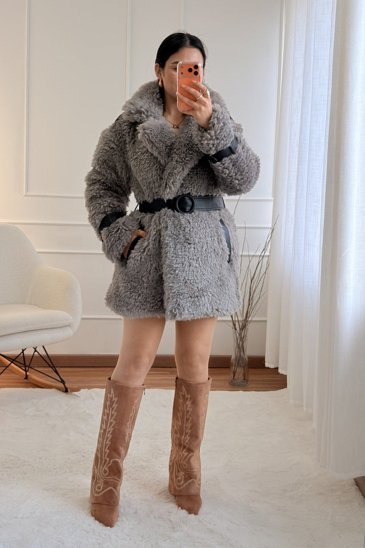 Kabát z umělé kožešiny s páskem