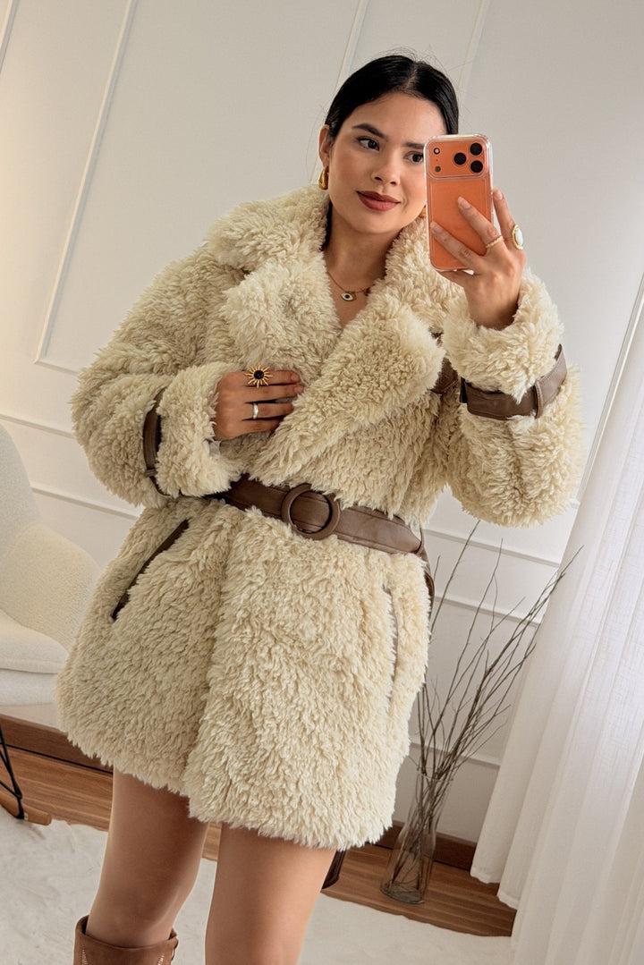 Kabát z umělé kožešiny s páskem