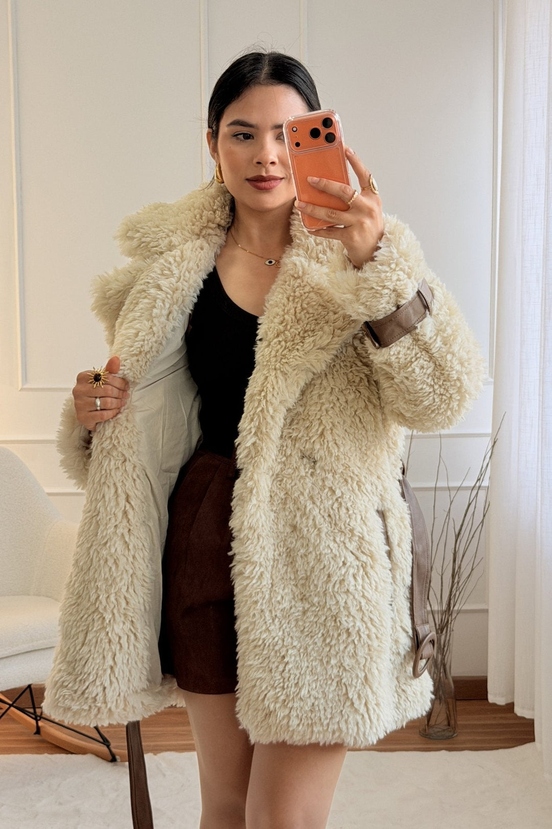 Kabát z umělé kožešiny s páskem