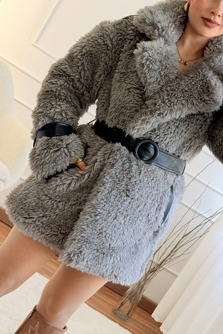 Kabát z umělé kožešiny s páskem