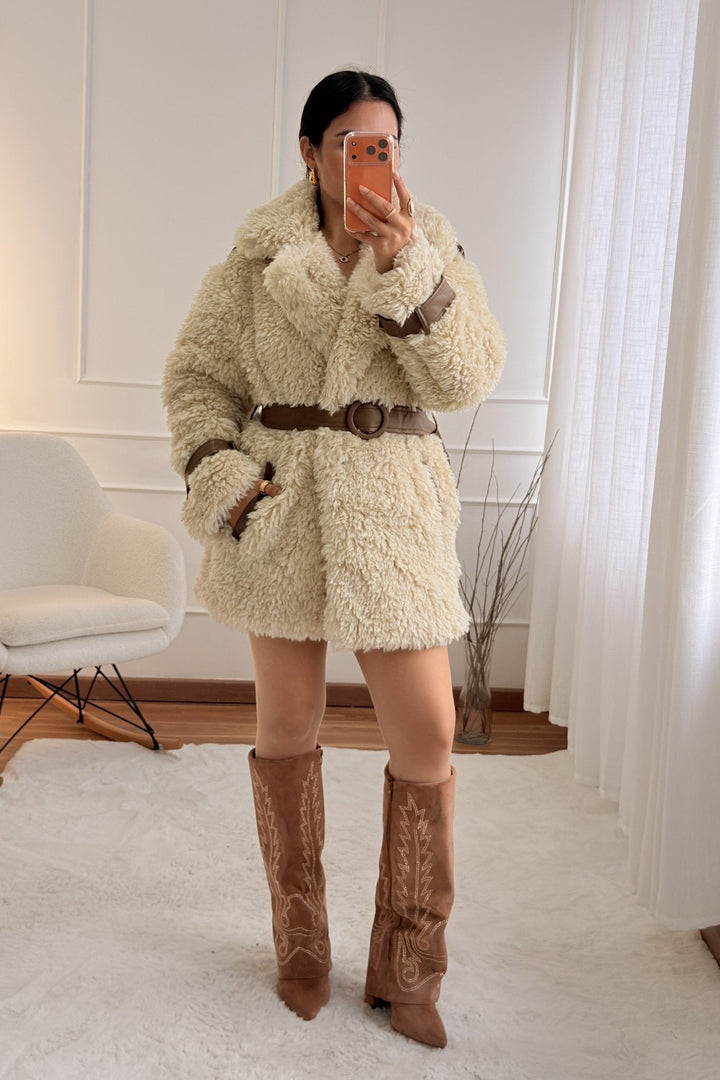 Kabát z umělé kožešiny s páskem