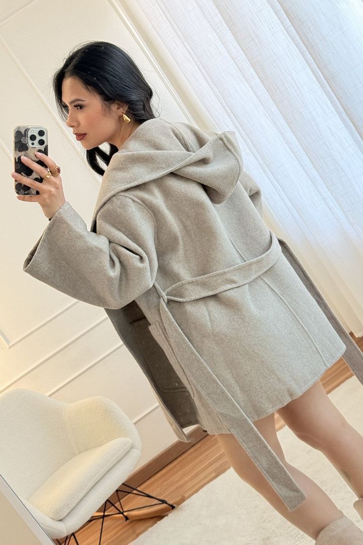 Vlněný kabát s kapucí a páskem