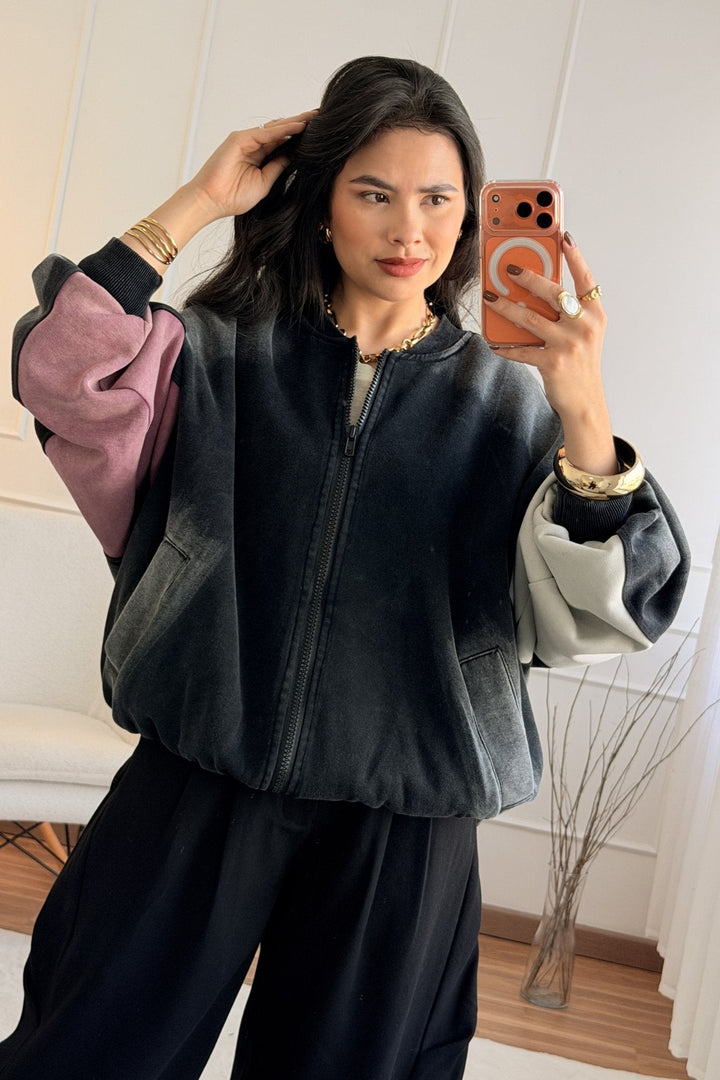 Kabát potiskem „Hello Kitty”