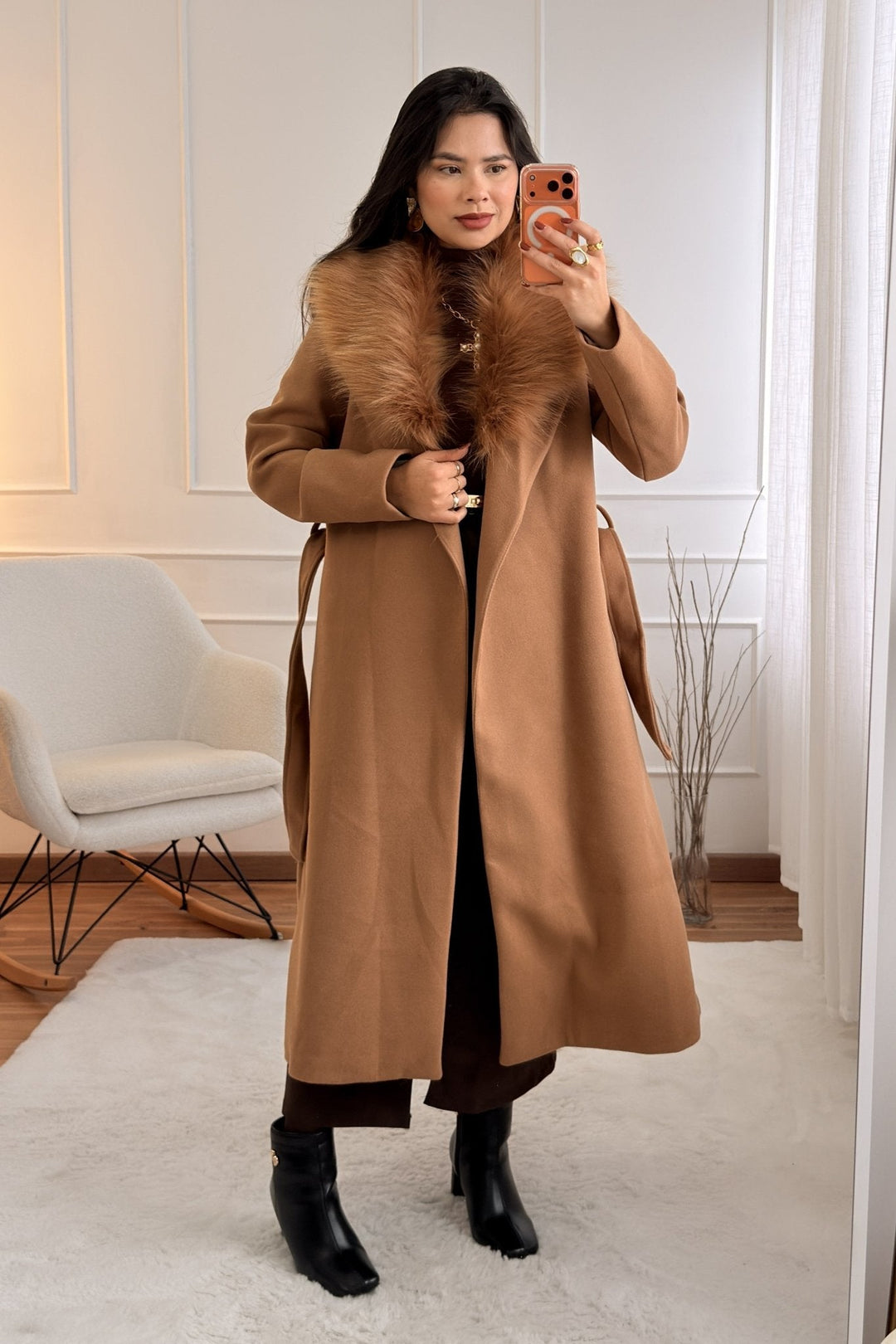 Dlouhý kabát s umělou kožešinou a páskem 