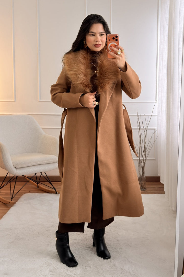 Dlouhý kabát s umělou kožešinou a páskem 