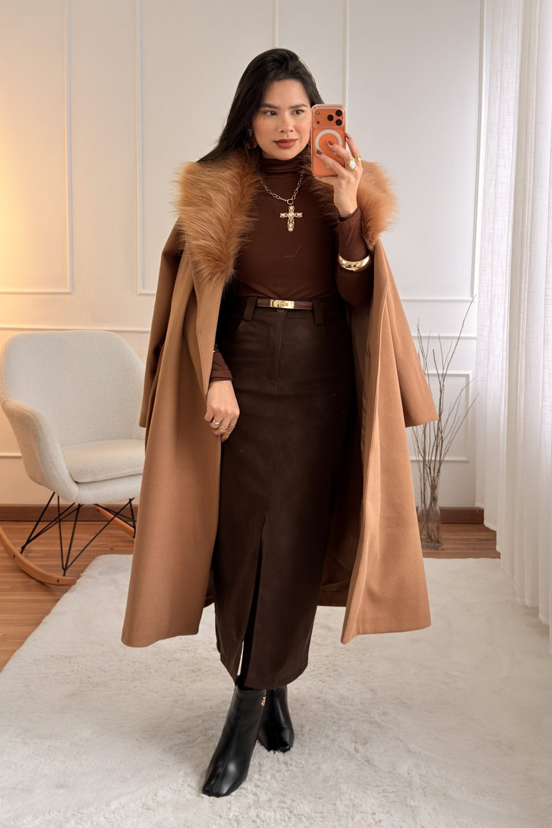 Dlouhý kabát s umělou kožešinou a páskem 