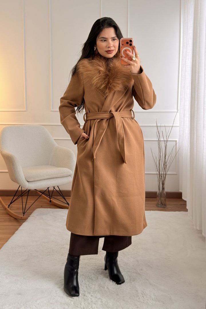 Dlouhý kabát s umělou kožešinou a páskem 