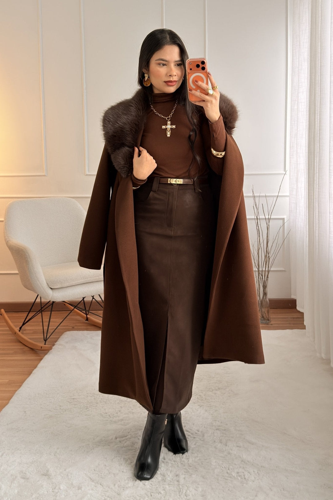 Dlouhý kabát s umělou kožešinou a páskem 