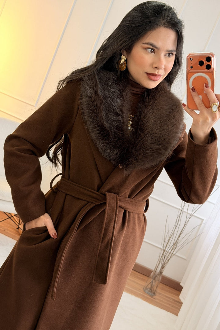 Dlouhý kabát s umělou kožešinou a páskem 