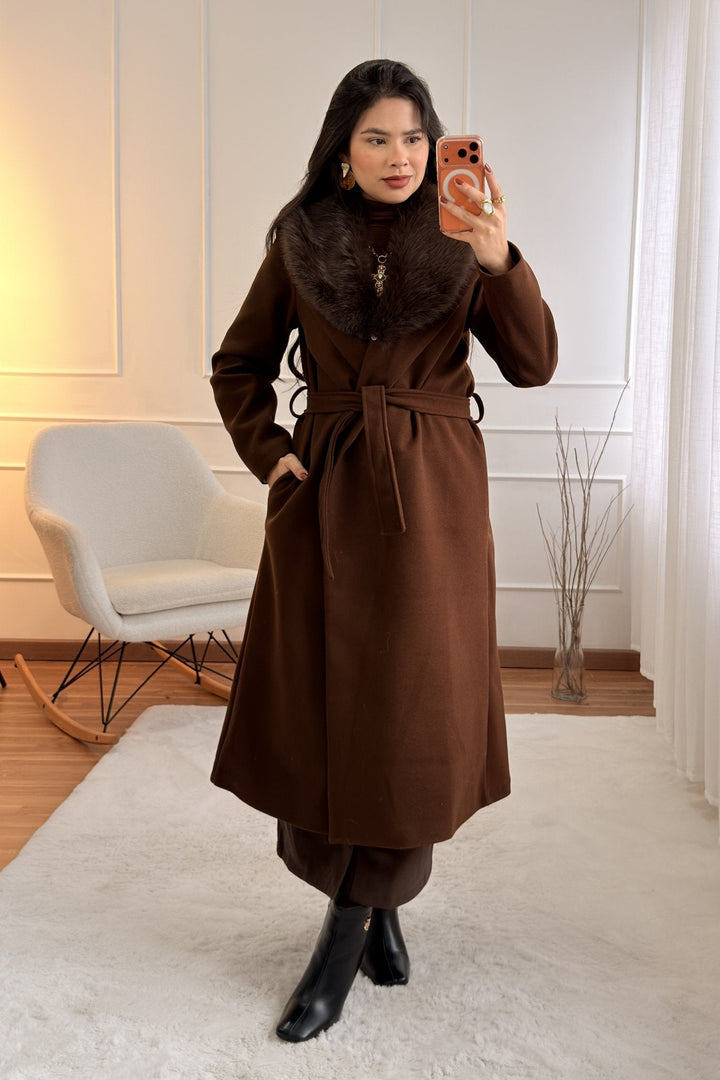 Dlouhý kabát s umělou kožešinou a páskem 