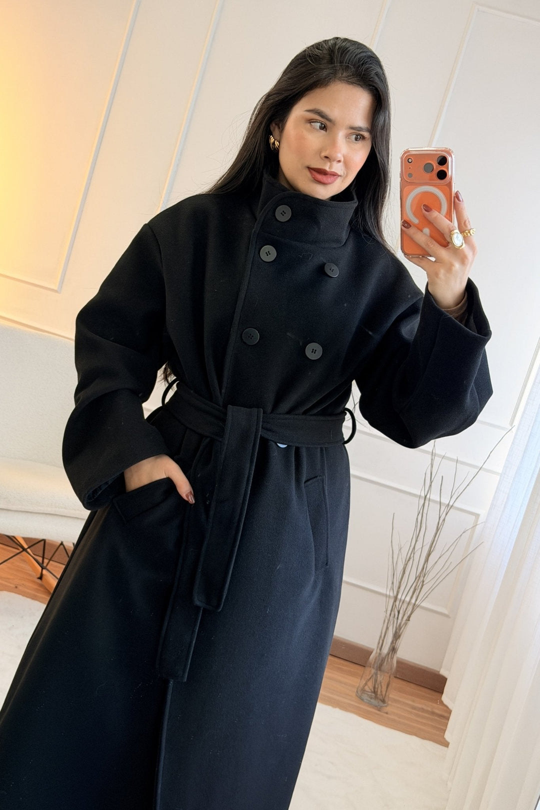 Dlouhý kabát s vysokým límcem