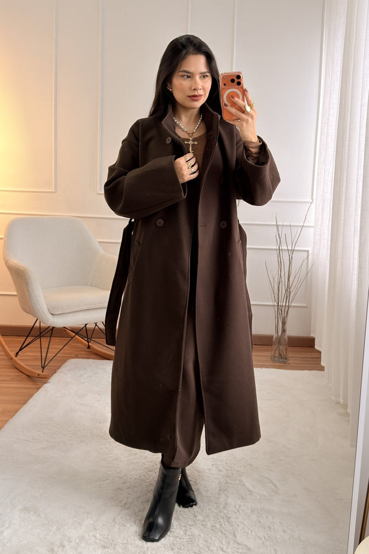 Dlouhý kabát s vysokým límcem