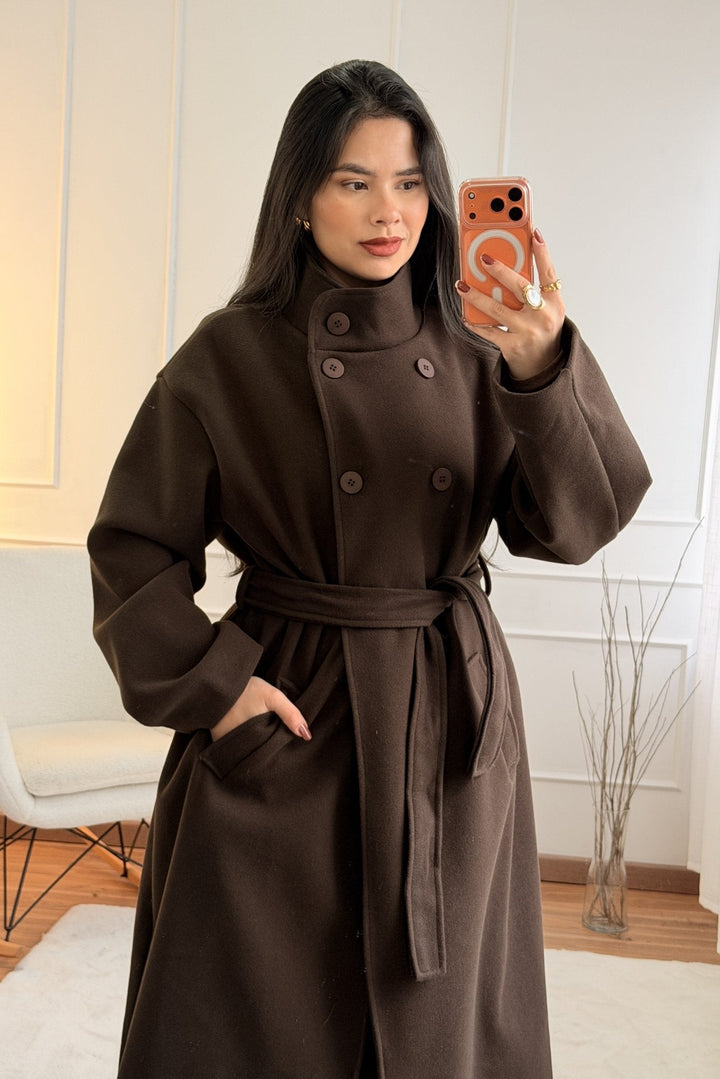 Dlouhý kabát s vysokým límcem