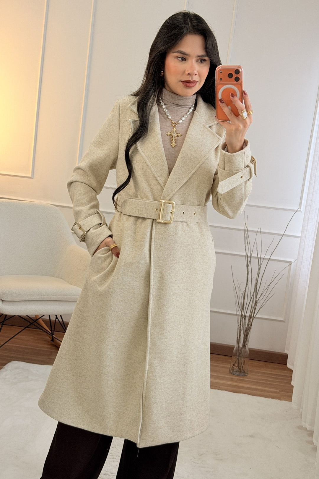 Midi kabát s páskem a zlatou sponou